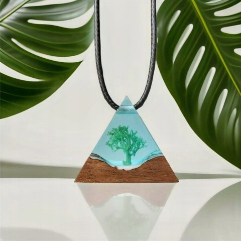 Naszyjnik z Drewna i Żywicy Trójkąt z zatopionym Mchem Prezent