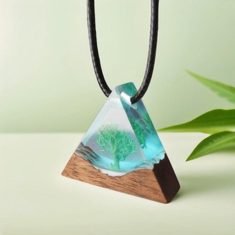 Naszyjnik z Drewna i Żywicy Trójkąt z zatopionym Mchem Prezent