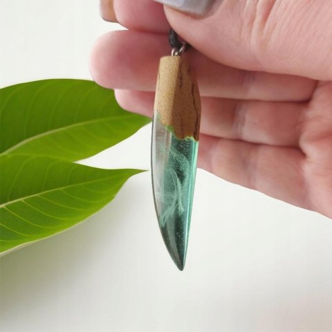 Naszyjnik z Drewna i Żywicy Zielony Kieł z proszkiem świecącym Prezent