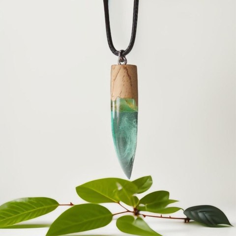 Naszyjnik z Drewna i Żywicy Zielony Kieł z proszkiem świecącym Prezent