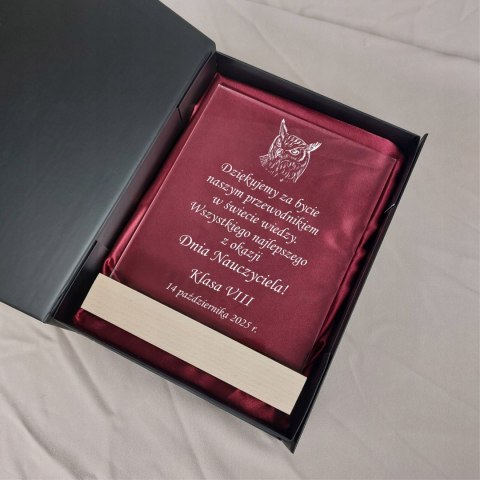 Prezent dla wychowawcy elegancka statuetka z dedykacją Dzień Nauczyciela