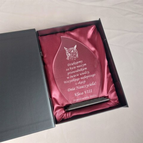 Prezent na Dzień Nauczyciela elegancka statuetka z dedykacją GRAWER