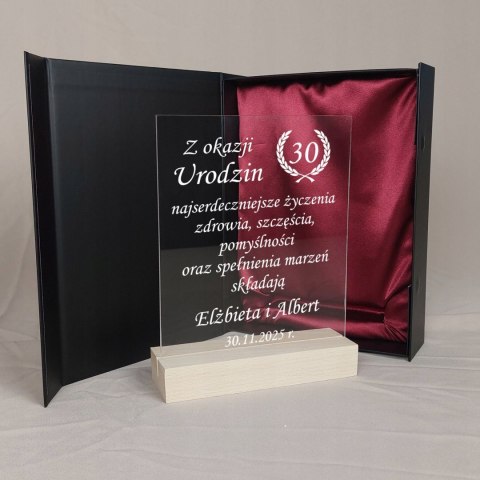 Prezent urodzinowy - elegancka statuetka w etui z grawerem 20 30 40 50 60