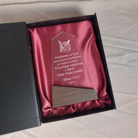 Statuetka z dedykacją - idealny prezent na Dzień Nauczyciela dla Wychowawcy