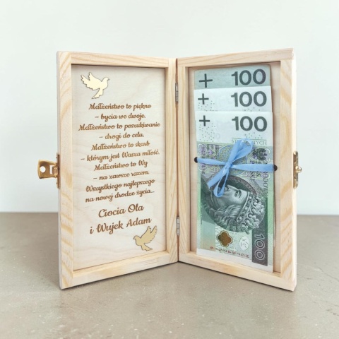 Personalizowana drewniana koperta na wesele z wygrawerowanymi imionami nowożeńców