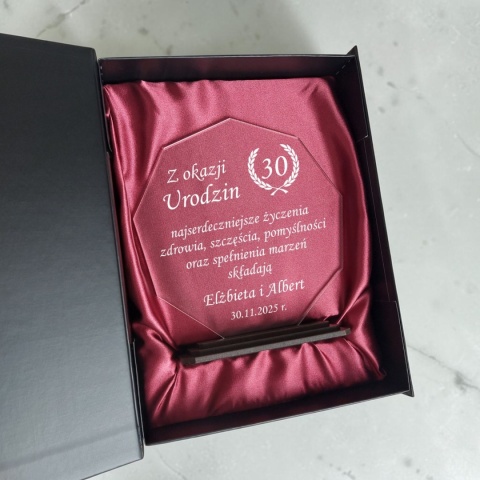 Statuetka okolicznościowa z plexi z grawerem życzeń urodzinowych