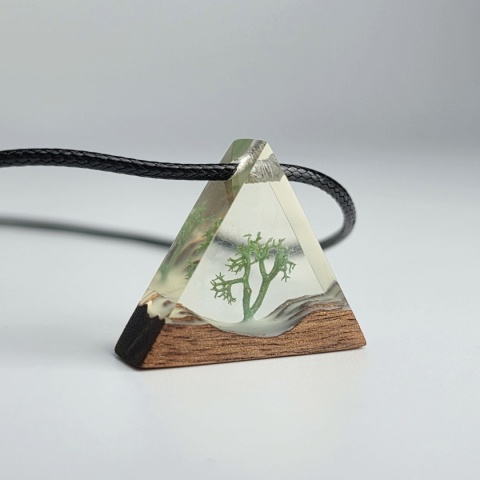 Botaniczna biżuteria artystyczna z miniaturowym drzewkiem na prezent