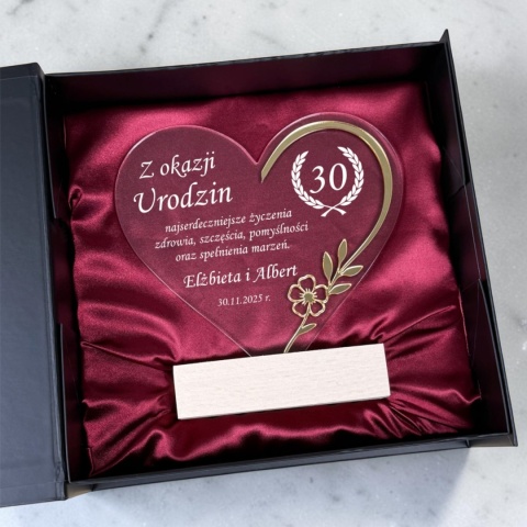 elegancka statuetka z grawerem i złotym zdobieniem