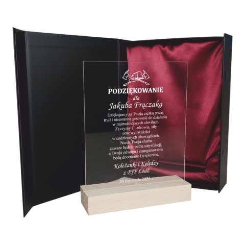 statuetka podziękowanie dla strażaka w eleganckim etui