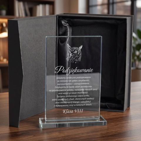 Szklana statuetka podziękowanie dla nauczyciela z grawerowaną sową w etui
